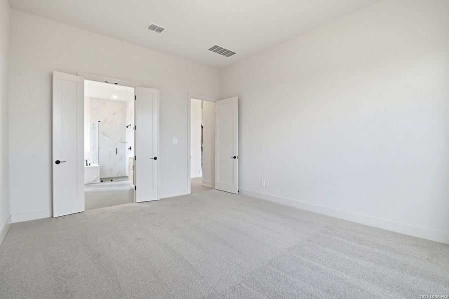 Spacious, unfurnished interior of a new home in Haby Hill 50s, San Antonio (Image 28).