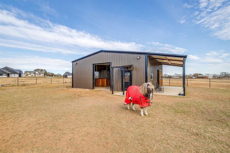 Exterior details and patio area of a home in Santana Ridge - Brock ISD, Weatherford (Image 3).