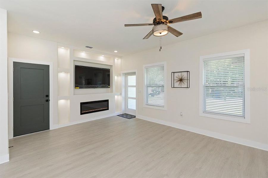 Spacious, unfurnished interior of a new home in , Tampa (Image 23).