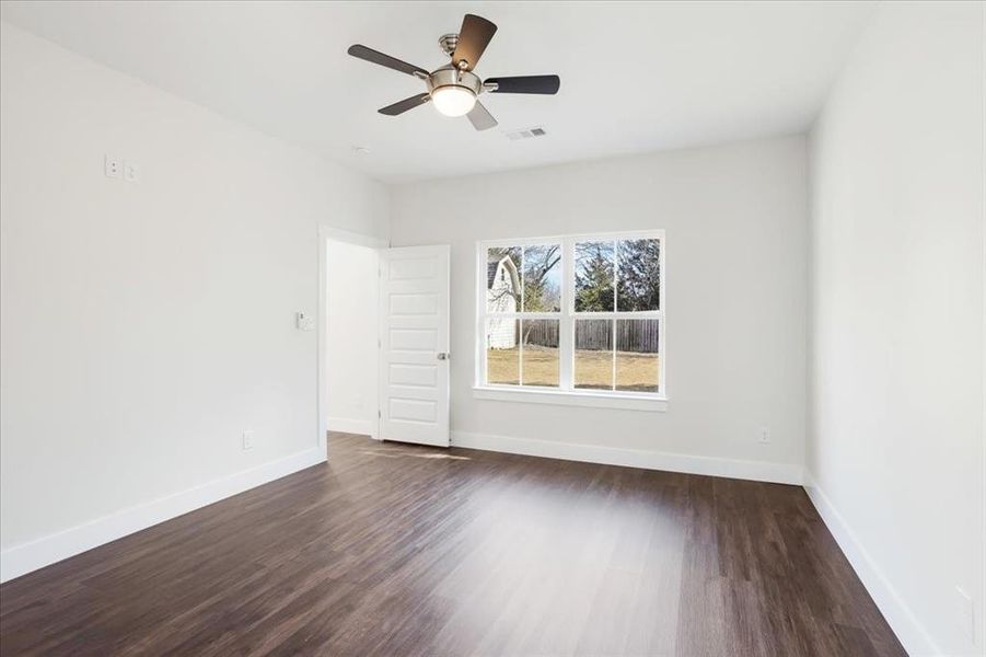 Spacious, unfurnished interior of a new home in , Sherman (Image 20).