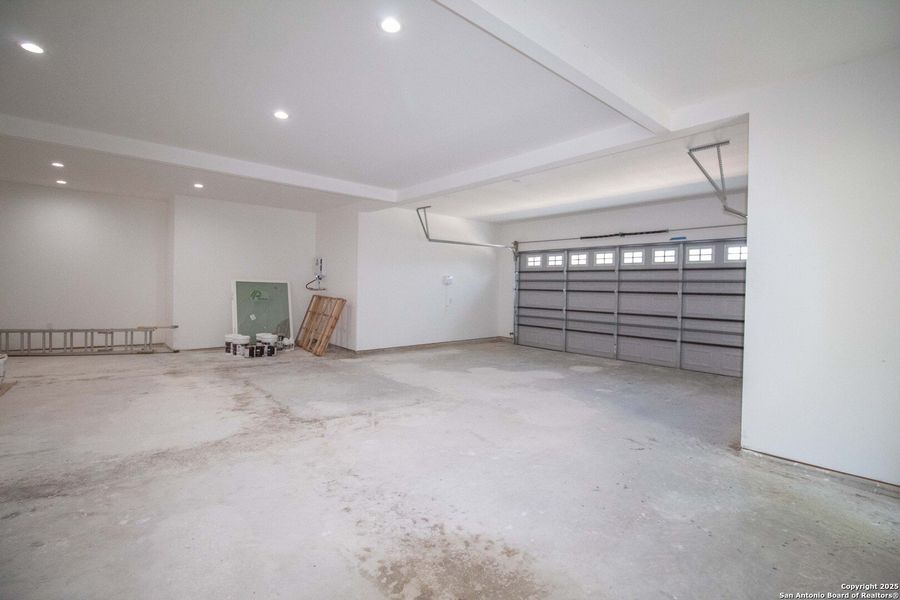 Spacious, unfurnished interior of a new home in , Canyon Lake (Image 18). Spacious, unfurnished interior of a new home in , Canyon Lake (Image 18).