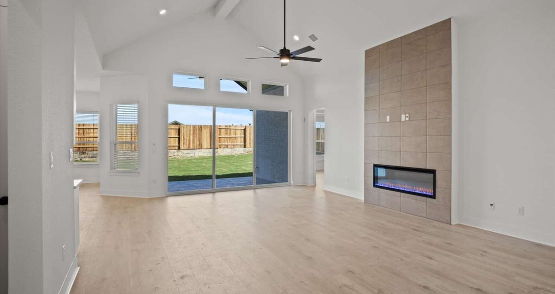 Spacious, unfurnished interior of a new home in Village at Three Oaks, Seguin (Image 12).