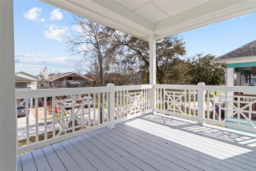 Exterior details and patio area of a home in , Kemah (Image 3).