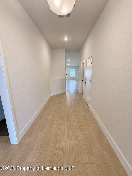 Spacious, unfurnished interior of a new home in Winding Oaks, Weeki Wachee (Image 7).