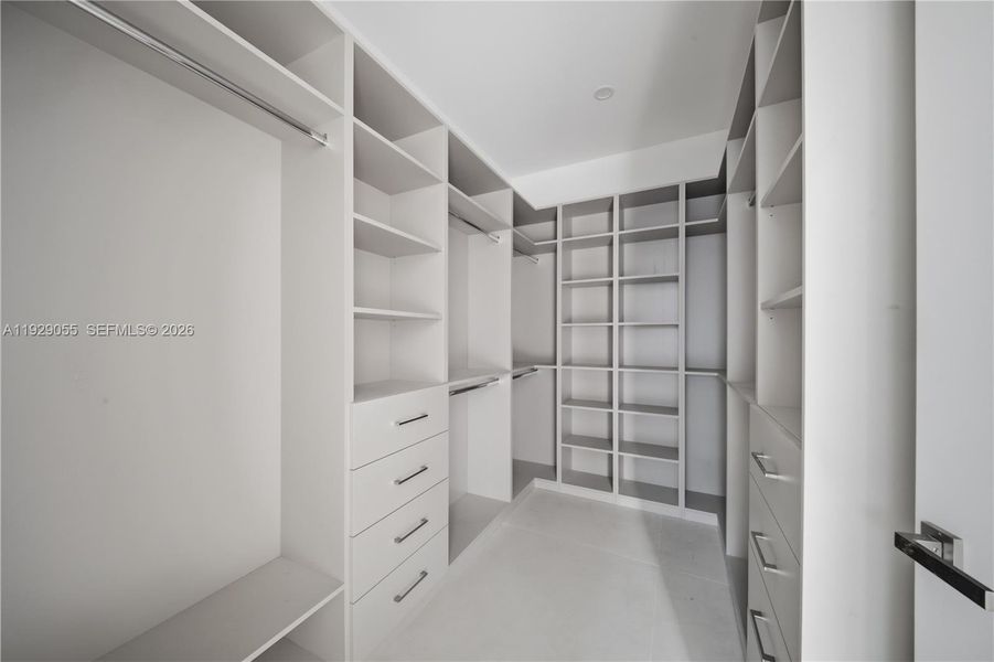 Spacious, unfurnished interior of a new home in , Fort Lauderdale (Image 6).