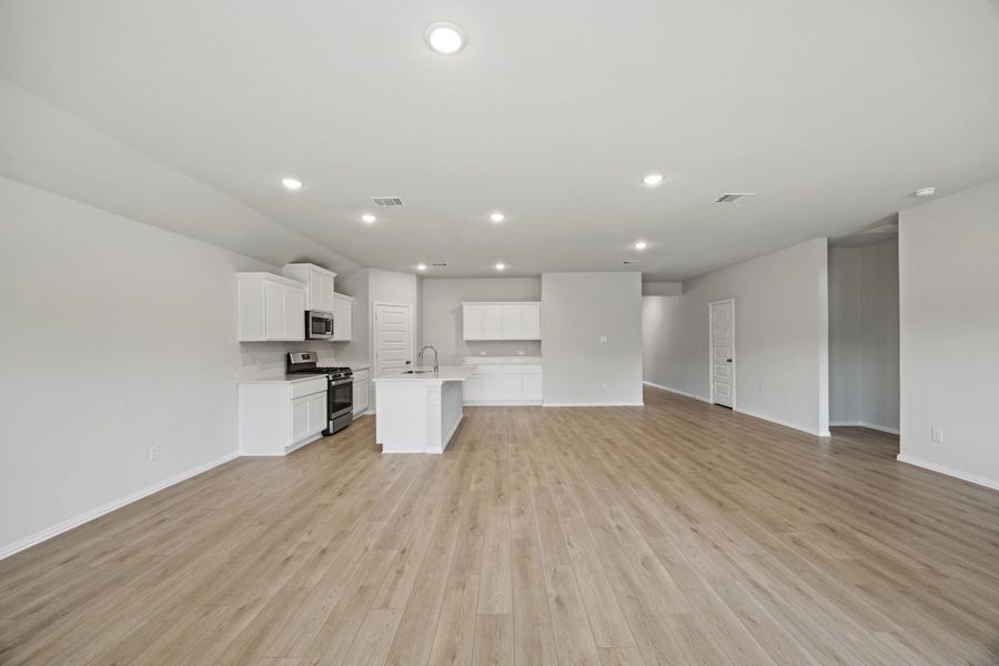 Spacious, unfurnished interior of a new home in Rolling Ridge, Van Alstyne (Image 12).