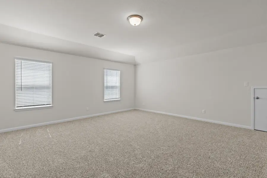 Spacious, unfurnished interior of a new home in Veranda, San Antonio (Image 11).