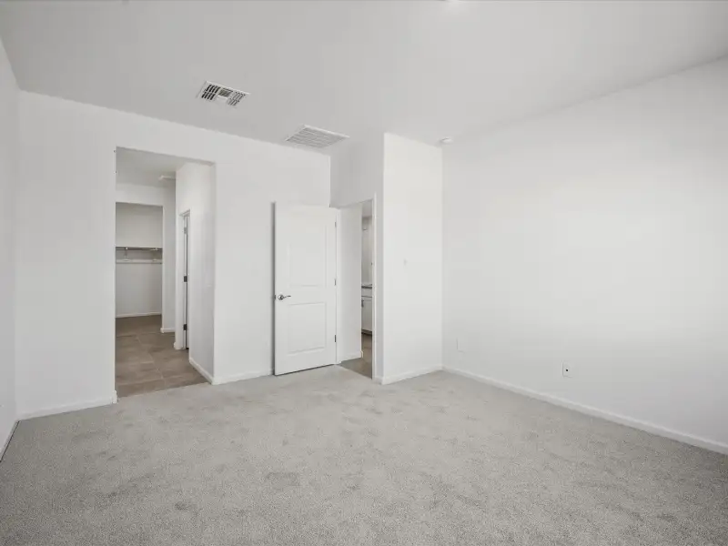 Spacious, unfurnished interior of a new home in Entrada Del Toro, Sahuarita (Image 10).