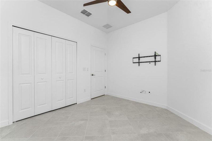 Spacious, unfurnished interior of a new home in , Englewood (Image 37).