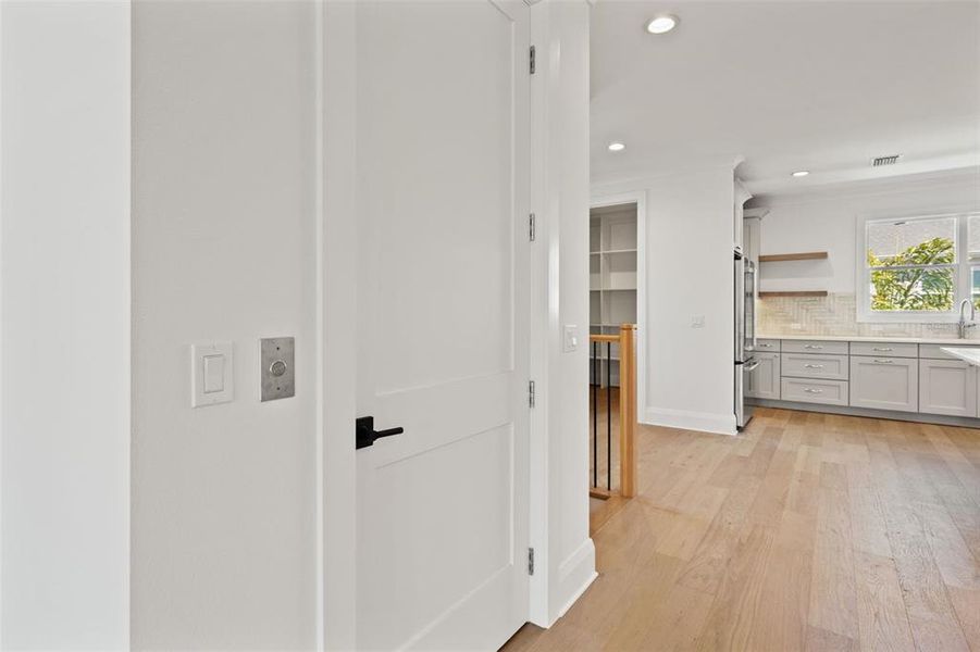 Spacious, unfurnished interior of a new home in , Tampa (Image 35).