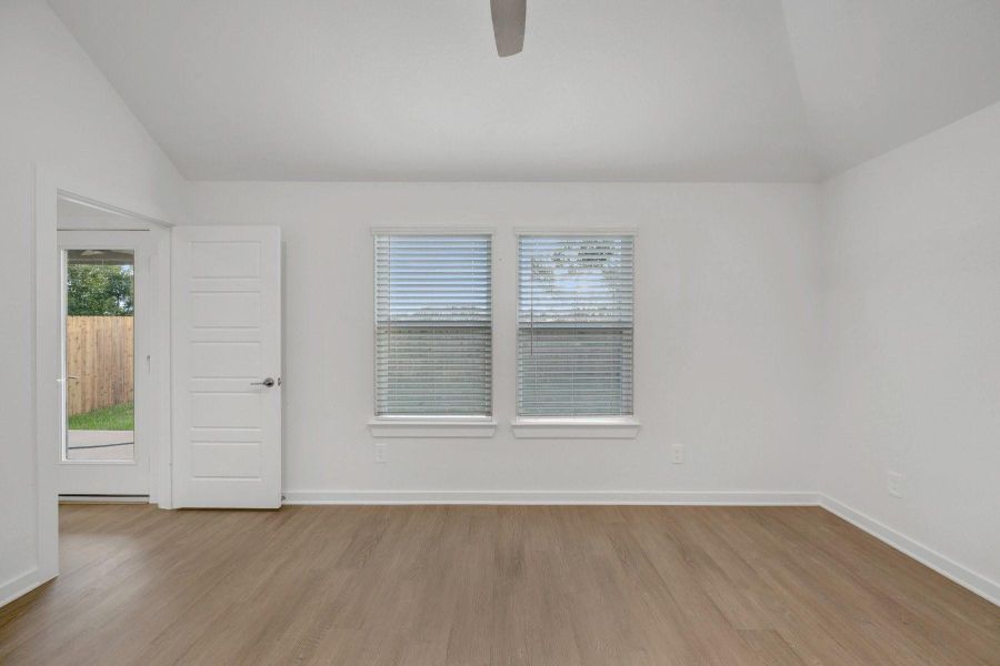 Spacious, unfurnished interior of a new home in Lone Star Landing, Montgomery (Image 21).