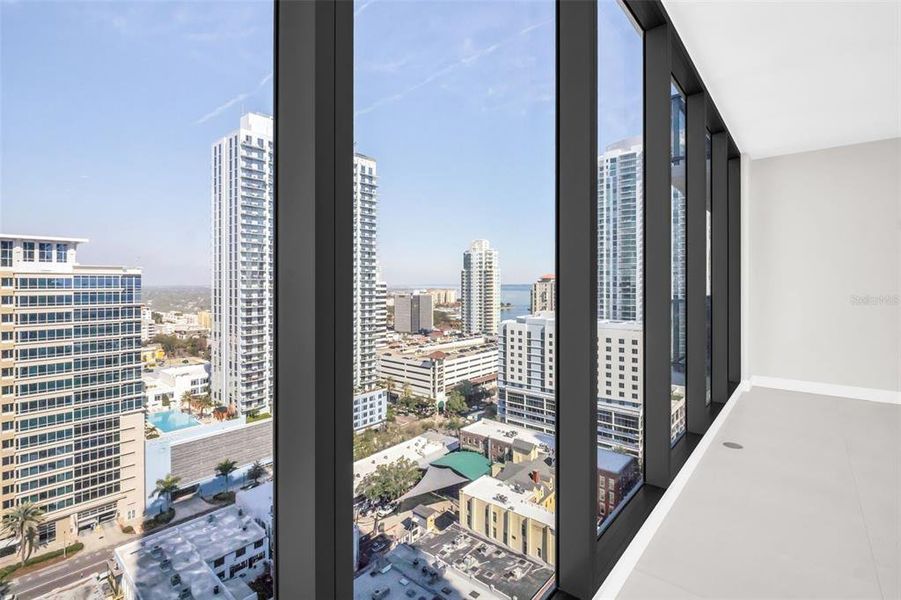 Condo located in St. Petersburg, FL showcasing its design and architecture (Image 45).
