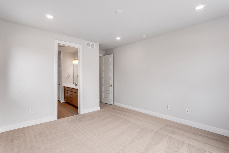 Spacious, unfurnished interior of a new home in The Aurora Highlands, Aurora (Image 15).