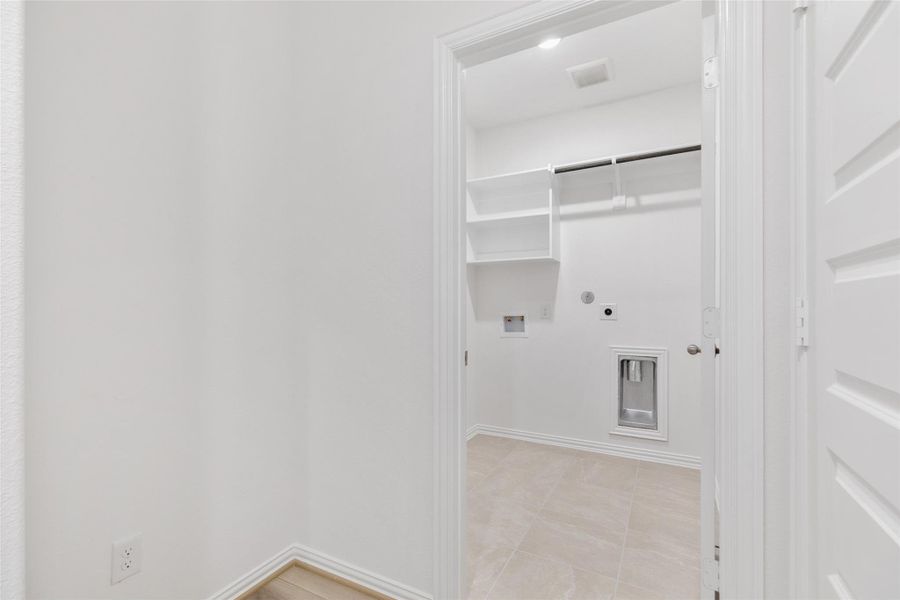 Spacious, unfurnished interior of a new home in Ellis Cove, Seabrook (Image 28).