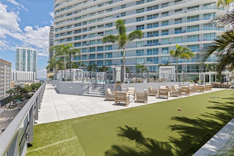 Condo located in St. Petersburg, FL showcasing its design and architecture (Image 41).