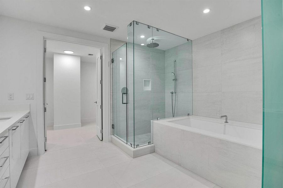 Owner's suite bath