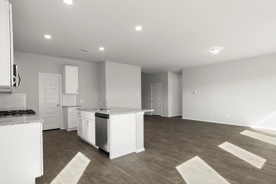Spacious, unfurnished interior of a new home in Cloverleaf, Austin (Image 18).