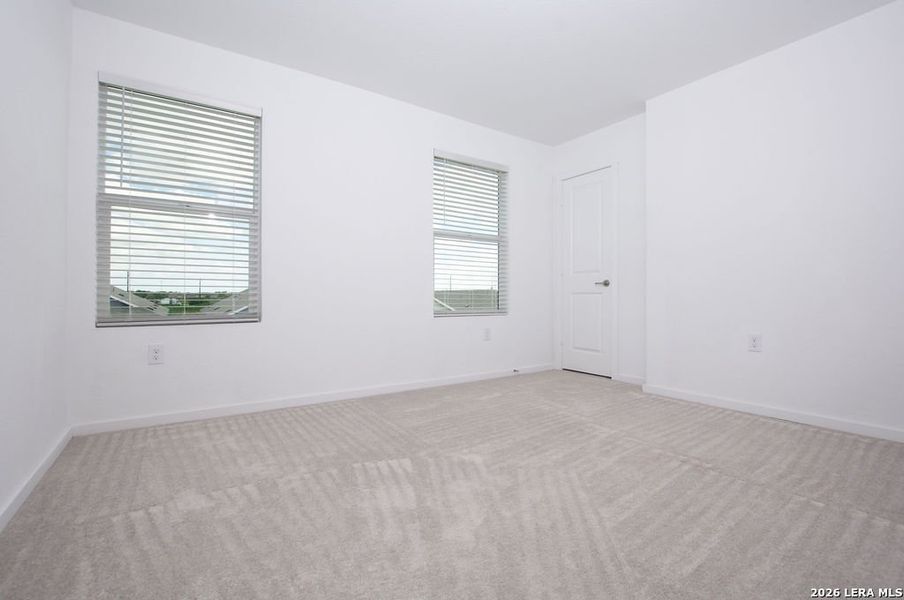 Spacious, unfurnished interior of a new home in Somerset Meadows, San Antonio (Image 30).