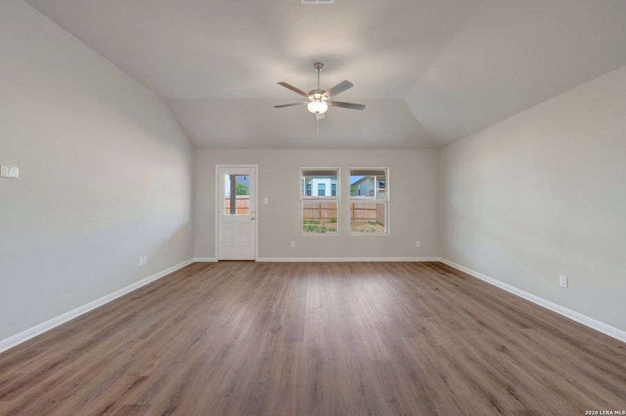 Spacious, unfurnished interior of a new home in Mesquite Ridge, San Antonio (Image 15).