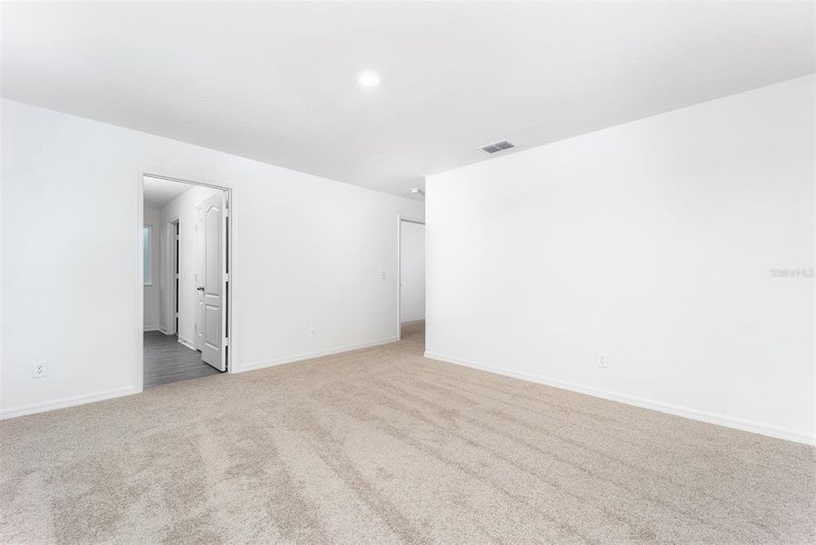 Spacious, unfurnished interior of a new home in Gum Lake Preserve, Lake Alfred (Image 17).