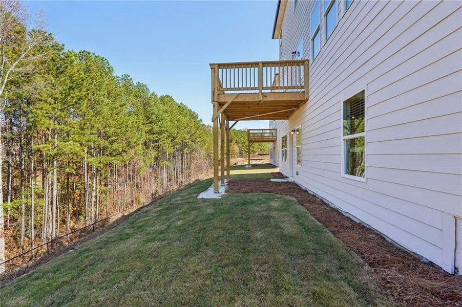 Exterior details and patio area of a home in Ivey Township, Dallas (Image 3).