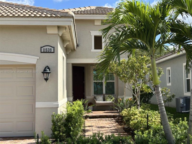 Exterior details and patio area of a home in PGA Village Verano, Port St. Lucie (Image 1).