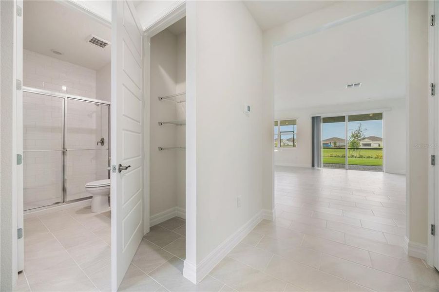 Spacious, unfurnished interior of a new home in Lakes of Mount Dora, Mount Dora (Image 12).