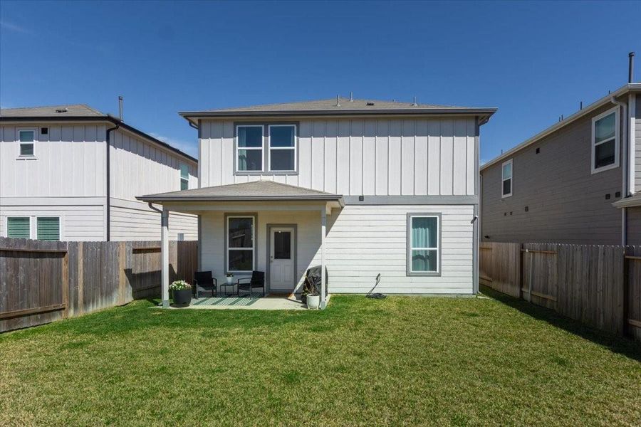 Large backyard perfect for kids, pets or just hanging out. Large backyard perfect for kids, pets or just hanging out.