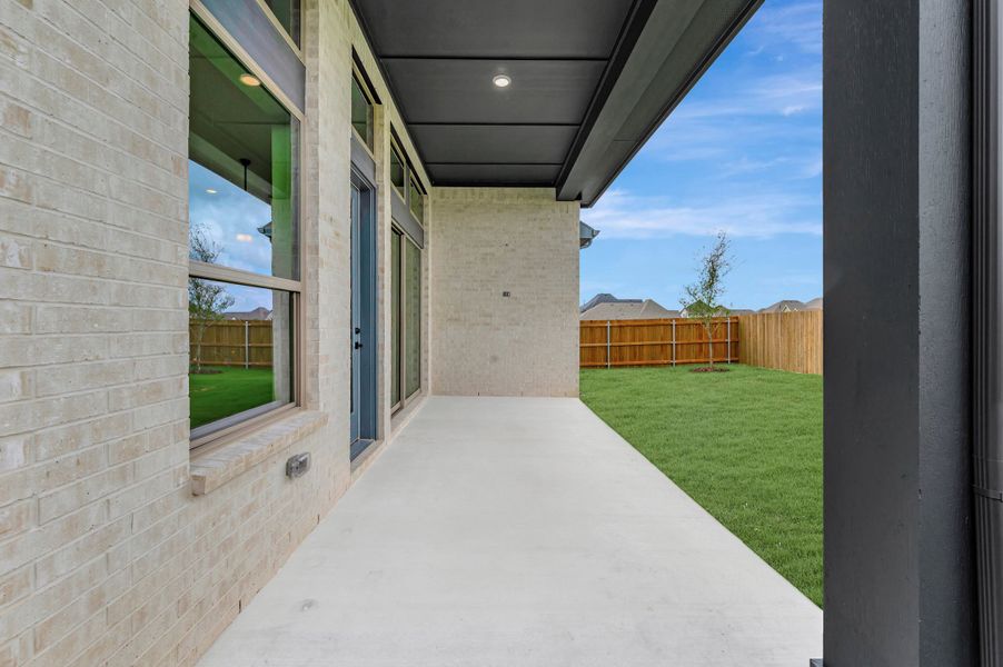 Exterior details and patio area of a home in Tavolo Park Cottages, Fort Worth (Image 3).
