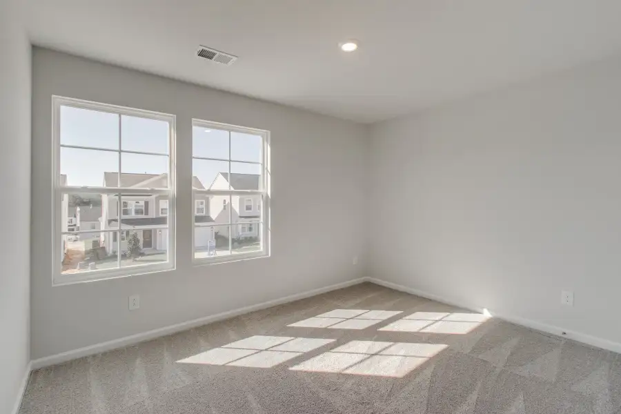 Spacious, unfurnished interior of a new home in Bluefield, Lexington (Image 29).