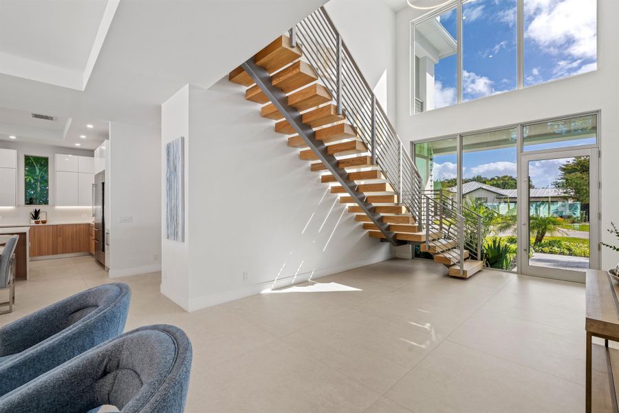 FOYER_LOOKING_OUT_DT