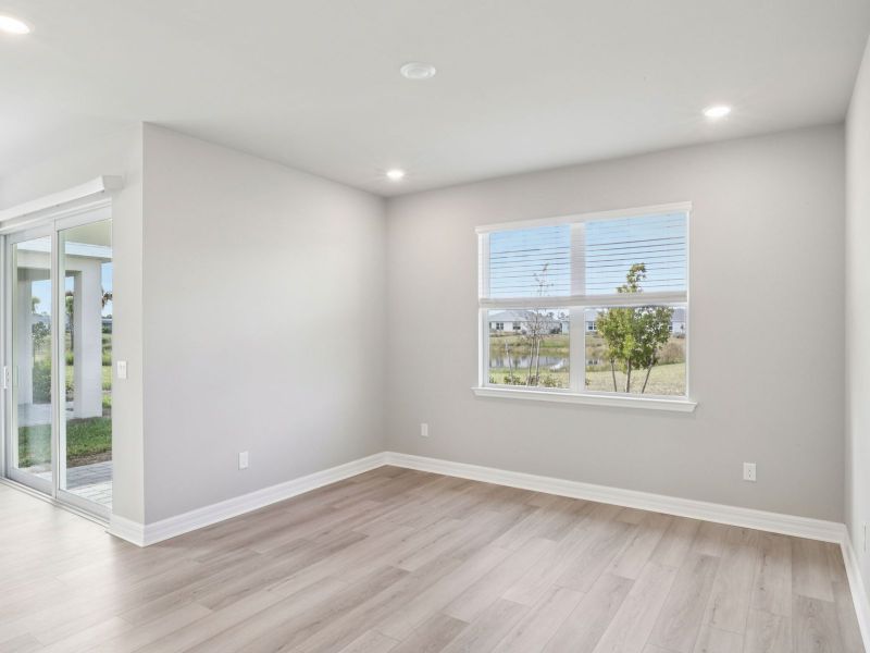 Spacious, unfurnished interior of a new home in Crescent Lakes - Reserve Series, Punta Gorda (Image 10).