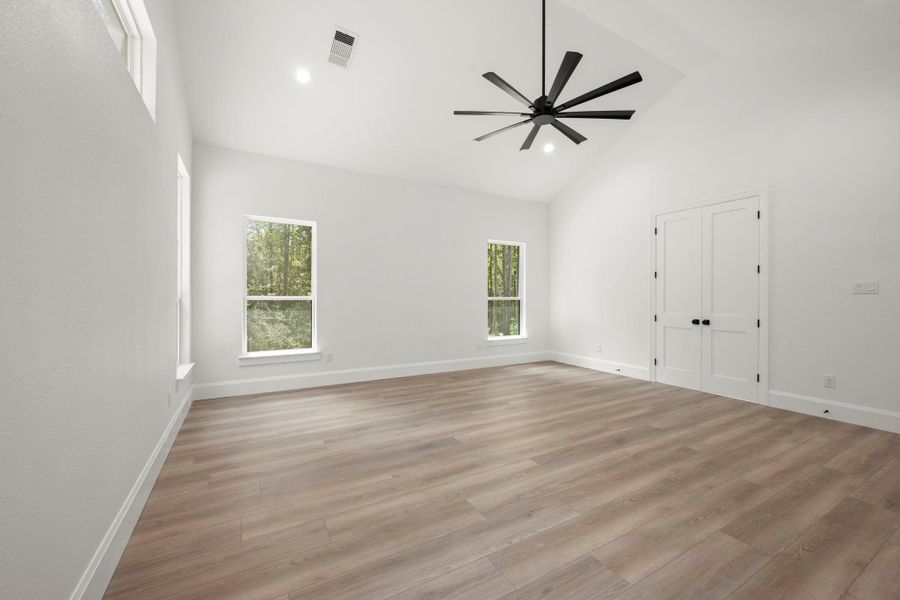 Spacious, unfurnished interior of a new home in , Huntsville (Image 16).