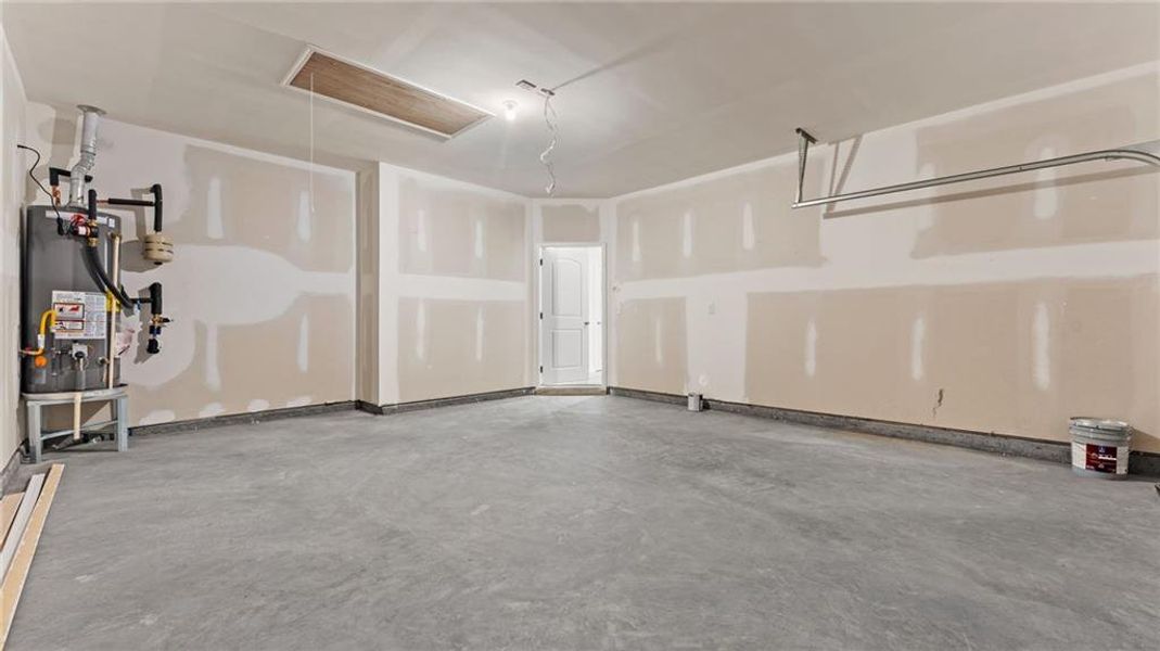 Spacious, unfurnished interior of a new home in Villages at Cedar Hill, Dallas (Image 16).