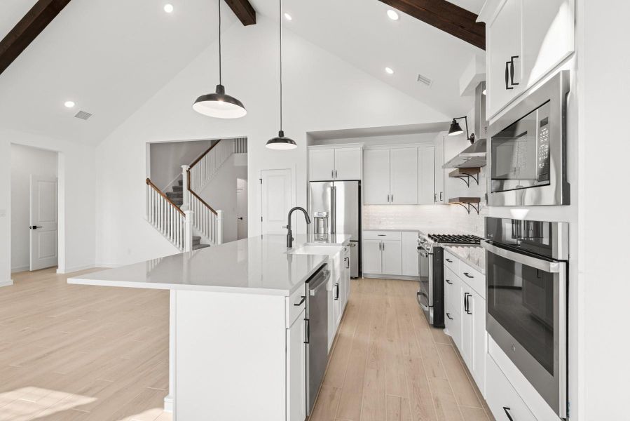 Stunning kitchen with white cabinets and quartz counters Stunning kitchen with white cabinets and quartz counters