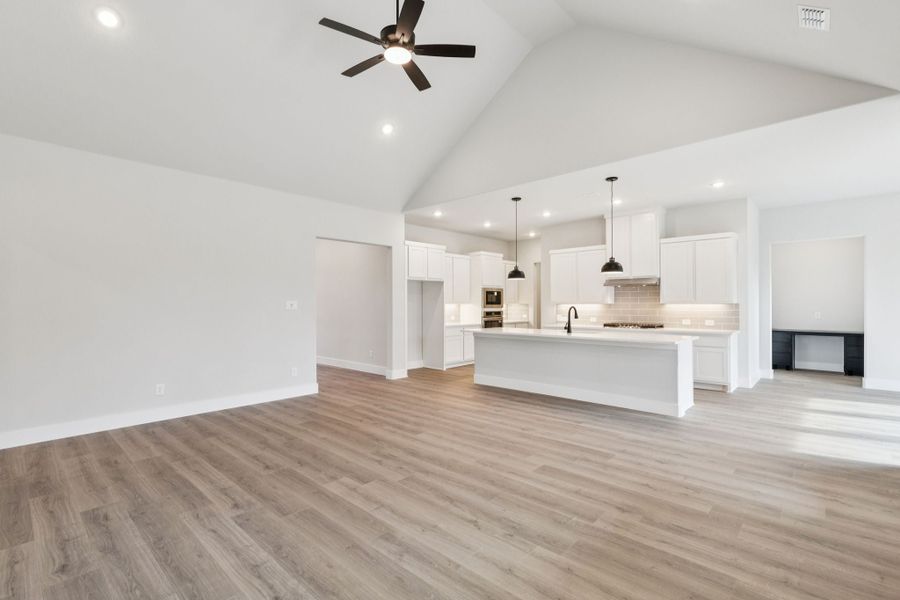 Spacious, unfurnished interior of a new home in Dove Hollow, Waxahachie (Image 15). Spacious, unfurnished interior of a new home in Dove Hollow, Waxahachie (Image 15).
