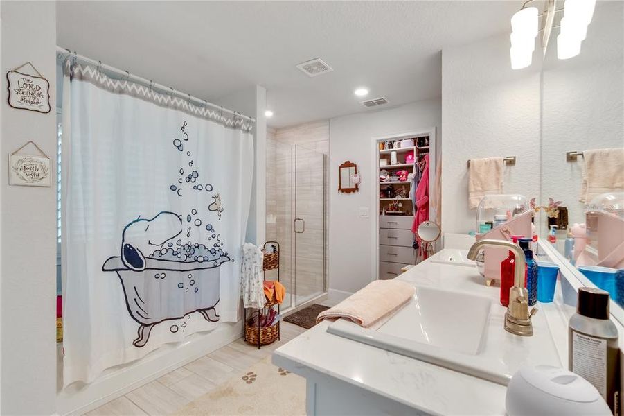 Furnished interior view inside a new home in , Dunnellon (Image 43).