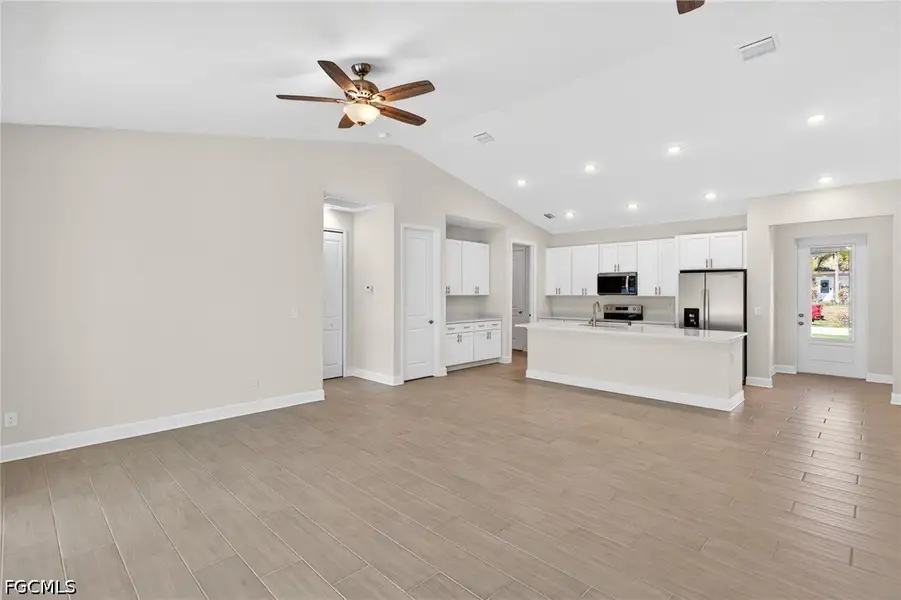 Spacious, unfurnished interior of a new home in Cape Coral, Cape Coral (Image 28).