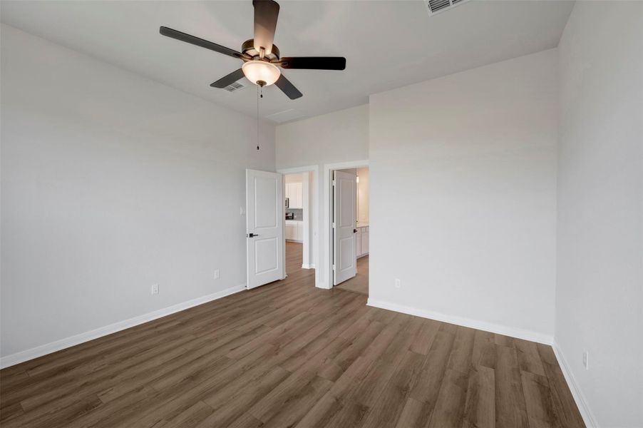 Spacious, unfurnished interior of a new home in Beacon Point at Lago Mar 50’ Homesites, Texas City (Image 31).