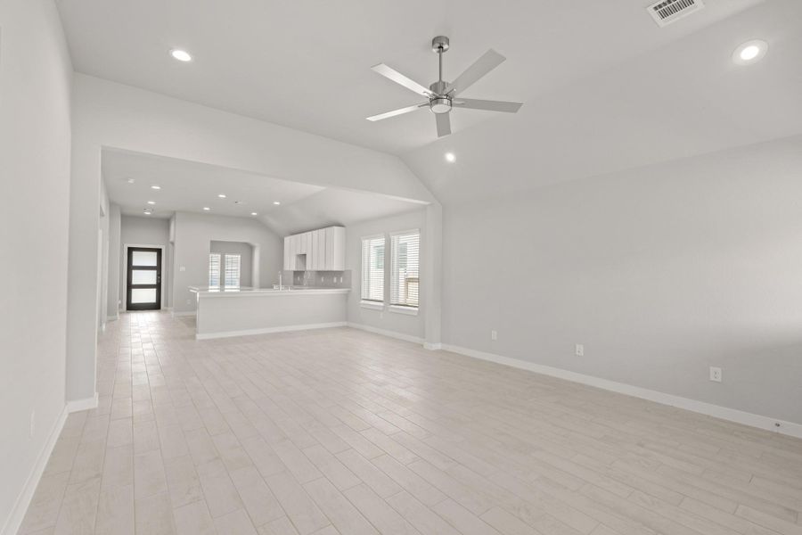 Spacious, unfurnished interior of a new home in Sunterra North, Katy (Image 13).