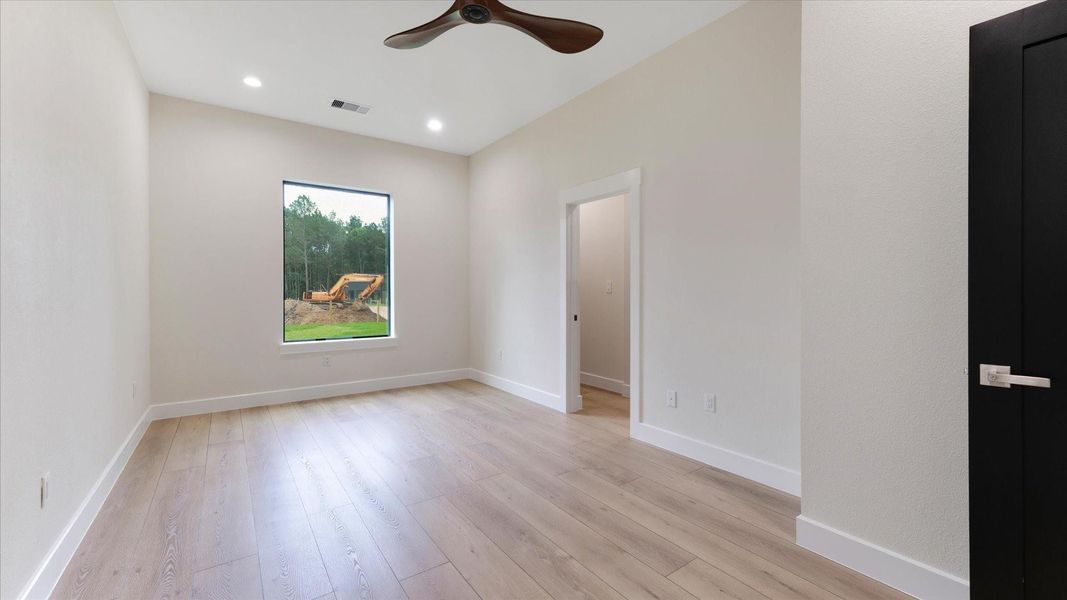 Spacious, unfurnished interior of a new home in , Conroe (Image 27).