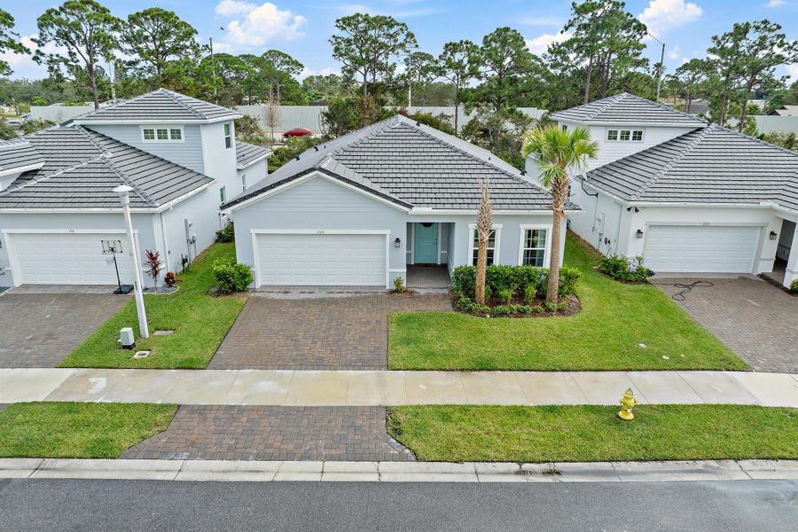 Front exterior of a new home in Banyan Bay, Stuart, FL, highlighting curb appeal (Image 31).