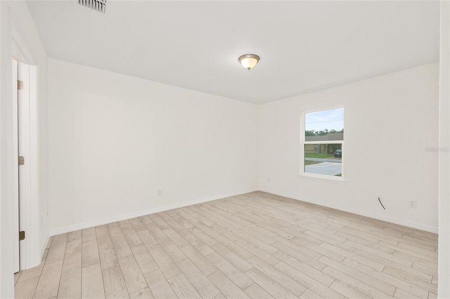 Spacious, unfurnished interior of a new home in , Ocala (Image 27).