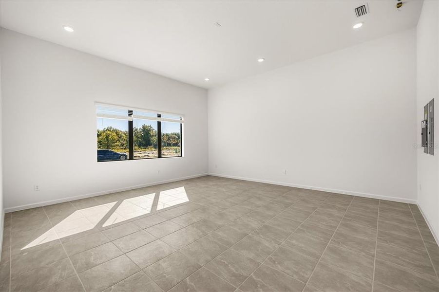 Spacious, unfurnished interior of a new home in , Orlando (Image 48).