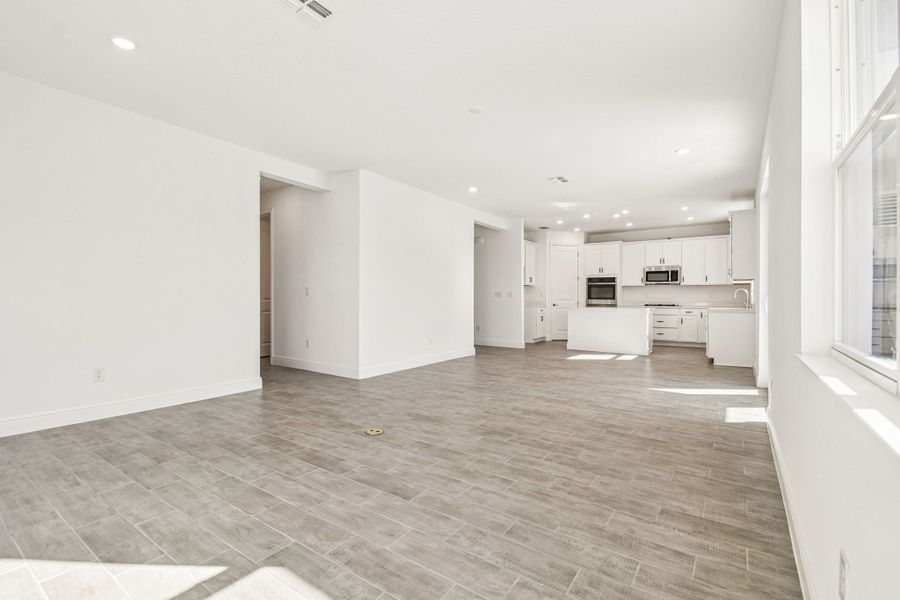 Representative unfurnished interior of a home built from the 50 ' - Saratoga by William Ryan Homes in Tamarack at Two Rivers, Zephyrhills (Image 49).