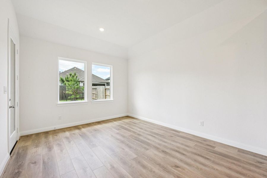 Spacious, unfurnished interior of a new home in Evergreen 55', Conroe (Image 36).