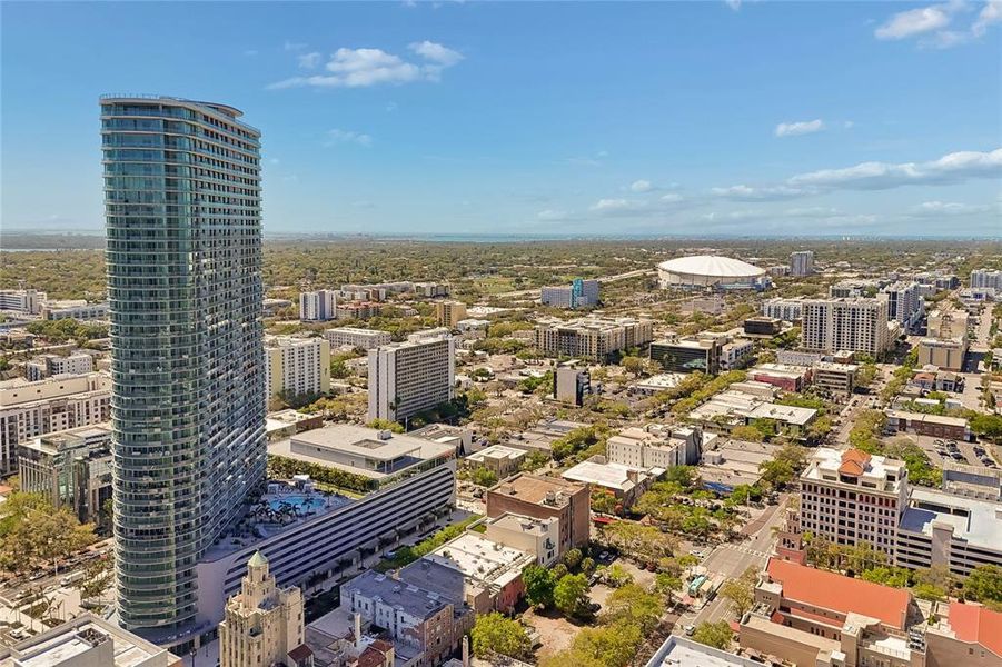 Condo located in St. Petersburg, FL showcasing its design and architecture (Image 5).