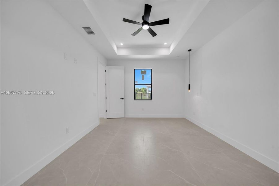 Spacious, unfurnished interior of a new home in , Cape Coral (Image 25).