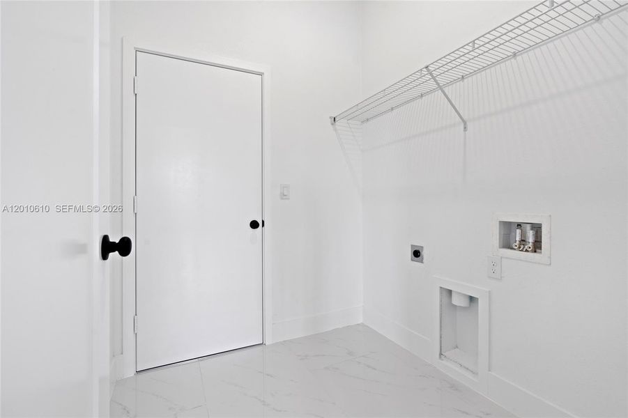 Spacious, unfurnished interior of a new home in , Lehigh Acres (Image 16).