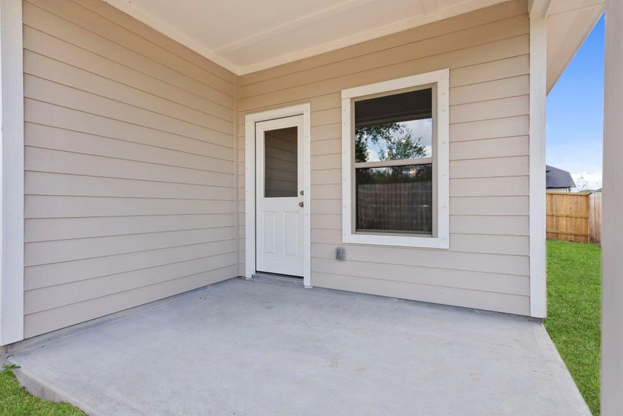 Exterior details and patio area of a home in Laurel Landing, Alvin (Image 4).